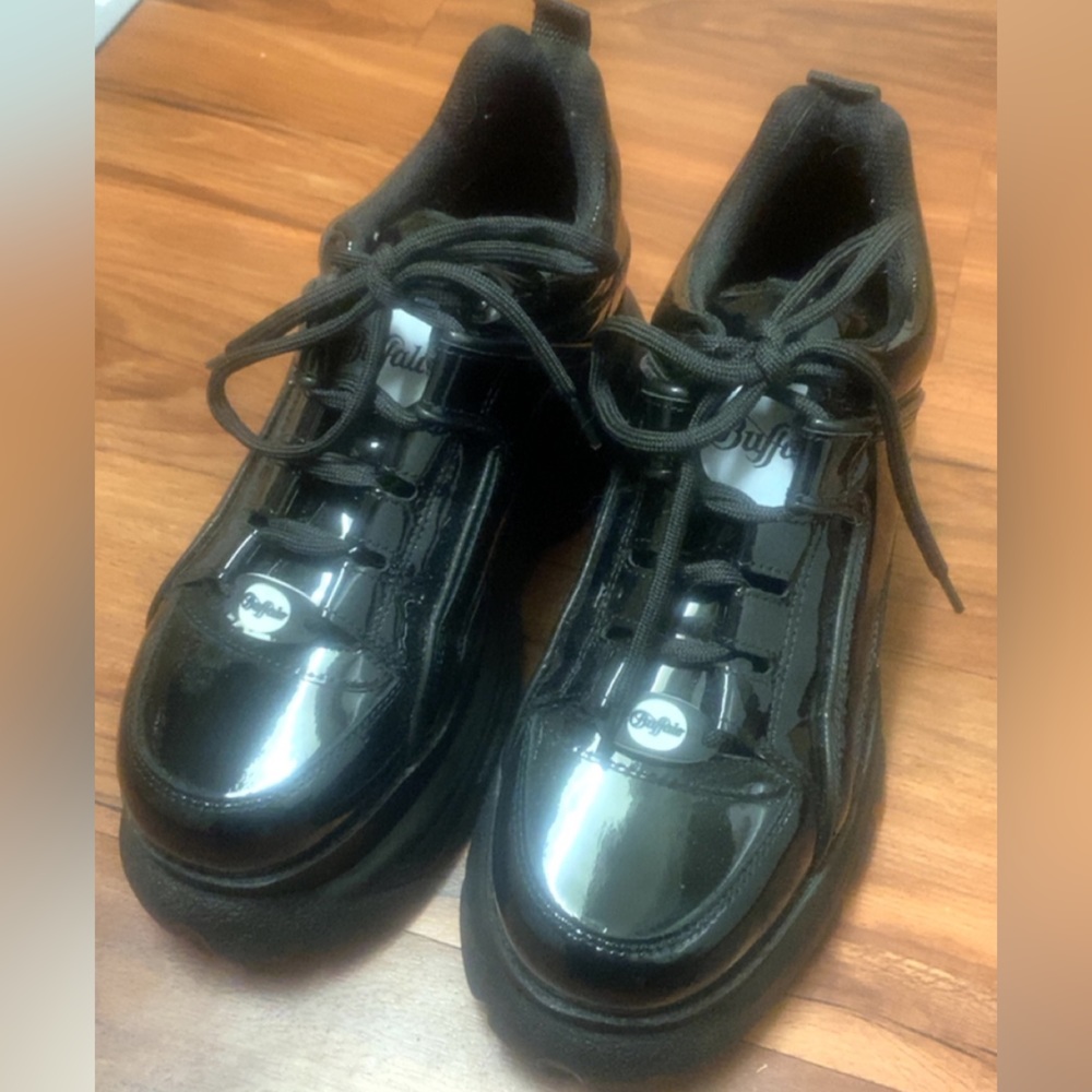 Buffalo london classic low patent leather.